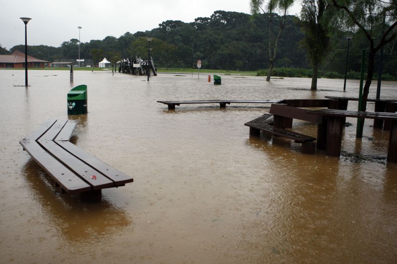 O Parque Barigui, em Curitiba, ficou alagado após as fortes chuvas na capital | Henry Milléo/Gazeta do Povo