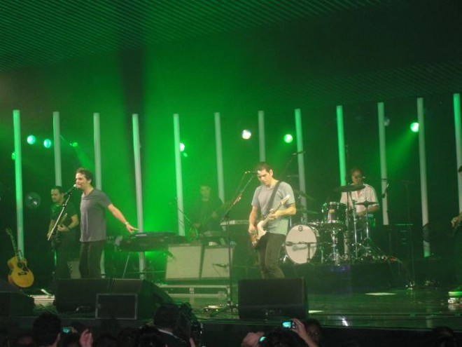 Ao lado de Dado e Bonfá, Wagner Moura cantou, pulou e se emocionou com a plateia |