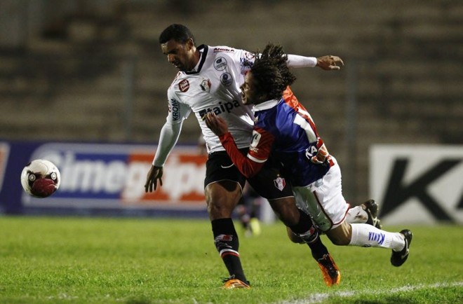 Arthur é derrubado por defensor do Joinville |