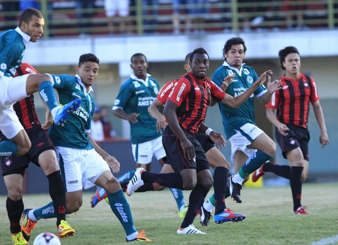 O contra-ataque do Goiás preocupa o time atleticano e faz Manoel e Renan Teixeira correrem | 