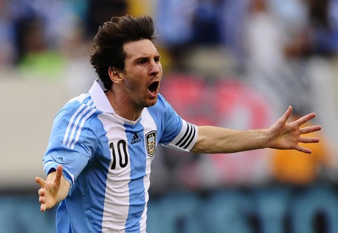 Messi corre para comemorar o gol da vitória argentina | 