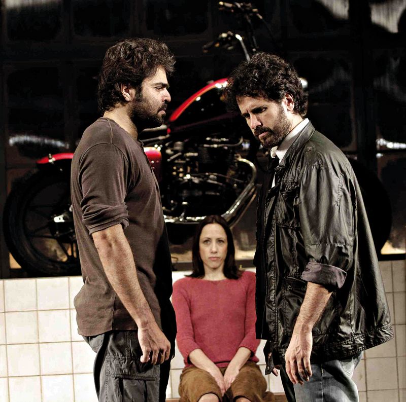 Otto Júnior e Eriberto Leão vivem irmãos gêmeos que acertam contas após abandono | Guga Melgar/Divulgação