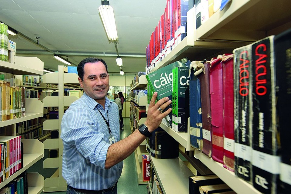 Para Adriano Lopes, da UTFPR, livros em formato digital têm boa aceitação dos alunos | Aniele Nascimento / Gazeta do Povo