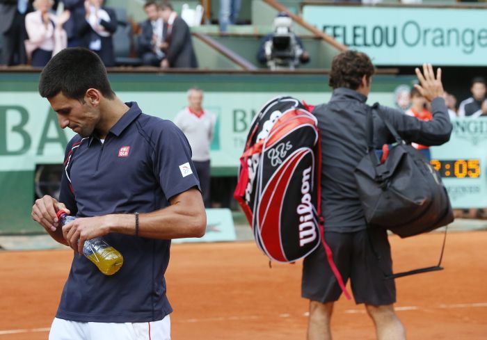 Novak Djokovic fica para a final com Rafael Nadal e Roger Federer vai embora de Roland Garros. Nesta sexta sérvio levou a melhor na semifinal | Jacques Demarthon/AFP