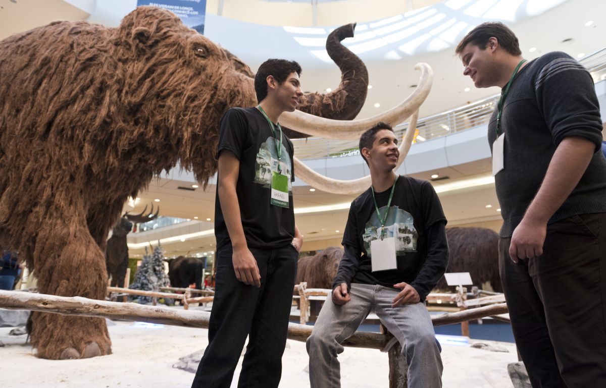 Sérgio Siqueira, Rafael Ribeiro e Bruno Curuca e monitoram a exposição sobre o período glacial | Marcelo Andrade / Gazeta do Povo