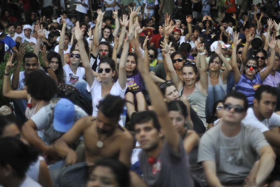 Um grupo de cerca de mil estudantes do ensino superior se concentrou na porta do ministério em apoio à greve dos professores | Marcello Casal Jr / Agência Brasil