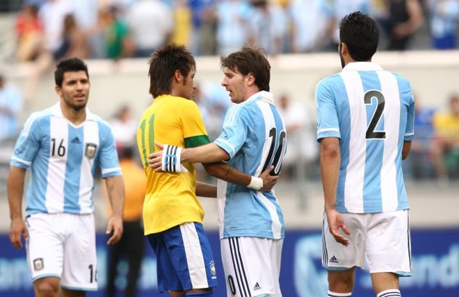 Cumprimento de Neymar e Messi durante o jogo | 