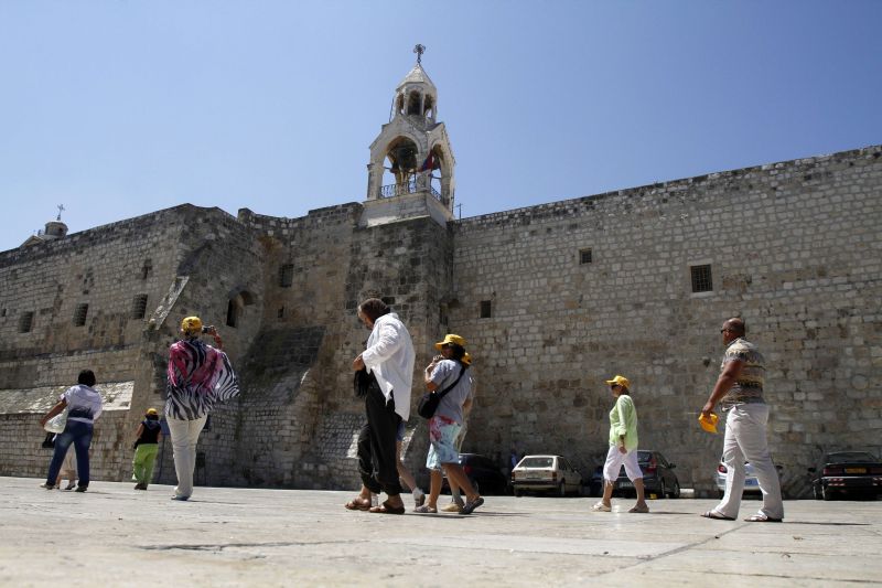 Peregrinos cristãos visitam Basílica da Natividade, na Cisjordânia | AFP PHOTO/MUSA AL SHAER