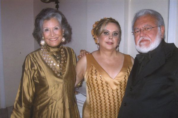 Na paisagem elegante carioca, Neusa de Mattos Leão, ladeada pelo casal Gisela e Ricardo Amaral. Em recepção, no Copacabana Palace | Divulgação