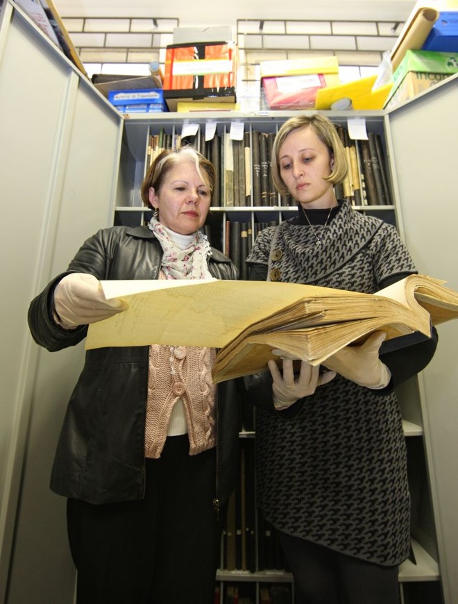 A assessora de direção do Colégio Estadual, Malu Rocha, e a responsável pelo acervo, Ana Lygia Czap | 