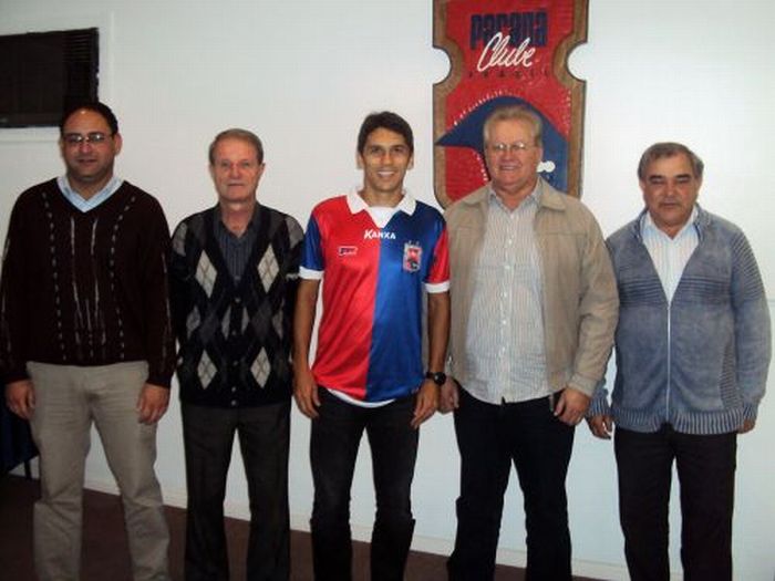 Lúcio Flávio com a diretoria tricolor após acertar seu retorno à Vila Capanema | Divulgação Paraná Clube