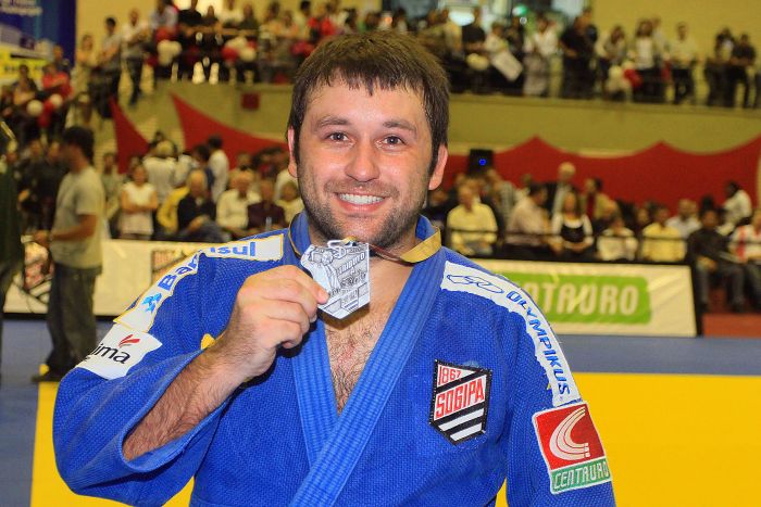 João Derly mostra a medalha feita especialmente para o evento que marcou sua despedida do judô | Luis Gonçalves/Vipcomm