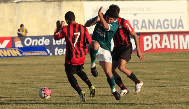 Os jogadores atleticanos marcam a saída do Goiás. Harrison consegue desarmar a jogada | 