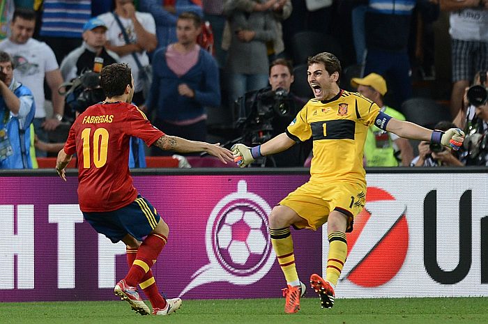 Fábregas e Casillas comemoram a classificação espanhola à final da Eurocopa nos pênaltis, contra Portugal | AFP