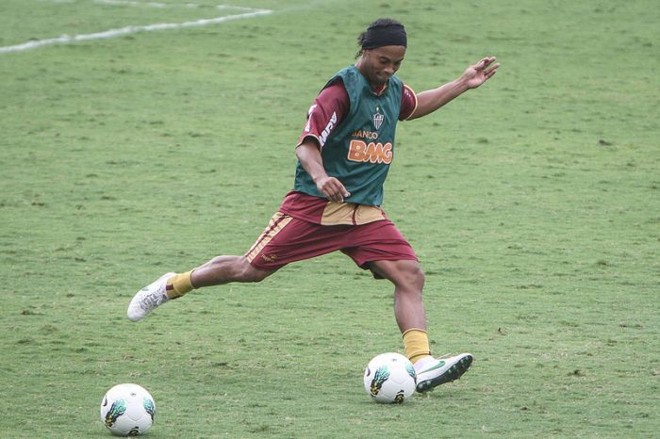 Ronaldinho Gaúcho participou normalmente do treino do Galo nesta terça-feira, mas no fim do dia recebeu a notícia de que não poderá enfrentar o Bahia | Bruno Cantini/Atlético-MG