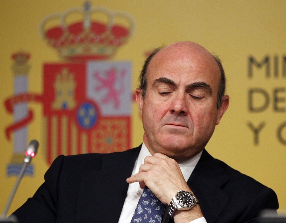 Ministro da Economia espanhola Luis de Guindos afrouxa a gravata após anúncio de plano europeu de resgate que garantirá 100 bilhões de euros para socorrer sistema bancário do país ibérico | Paul Hanna/Reuters