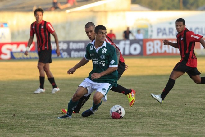 O jogador do Goiás dribla Fernandão, do Atlético | 