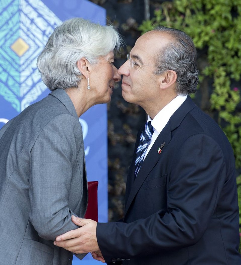 Christine Lagarde, diretora-gerente do FMI, cumprimenta o presidente do México, Felipe Calderón: doações de emergentes | Paul J. Richards/ AFP