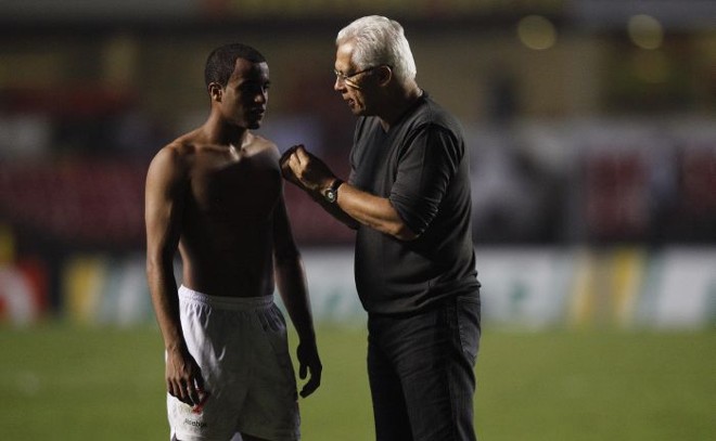 O técnico Emerson Leão conversa com o herói da noite Lucas |