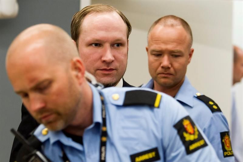 Autor confesso dos atentados na Noruega, Anders Behring Breivik, comparece ao tribunal, no último dia de seu julgamento em Oslo | EFE/Heiko Junge