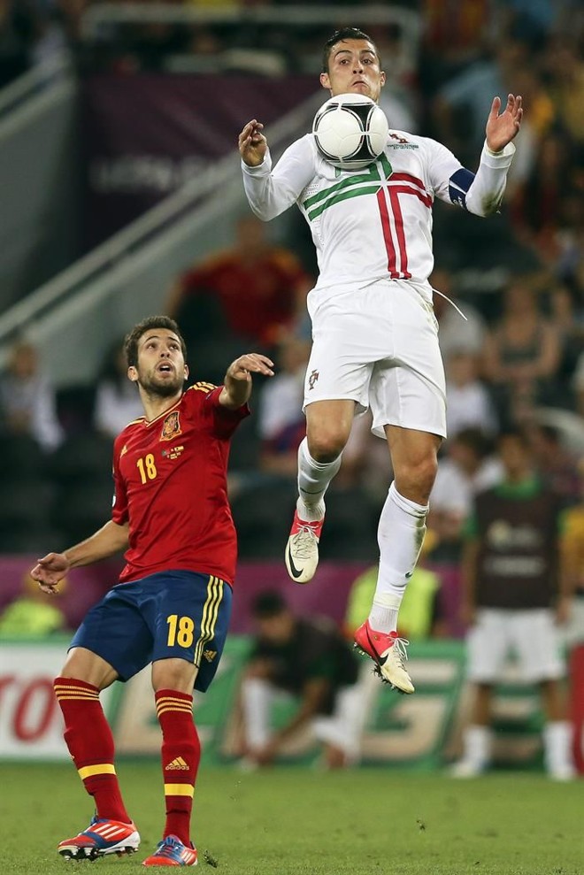 Cristiano Ronaldo domina a bola assistido por Jordi Alba |