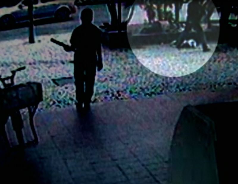 Na imagem em destaque aparece Jean Krüger agredindo o morador de rua. À esquerda da imagem, o adolescente, que acompanhou a ação do agressor, segura um bastão | Polícia Civil/Divulgação