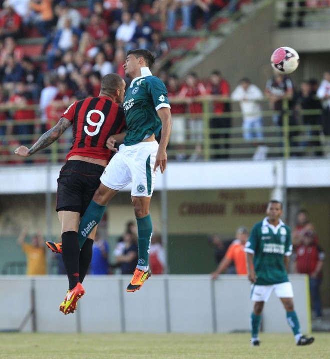 Fernandão divide com o jogador do Goiás | 