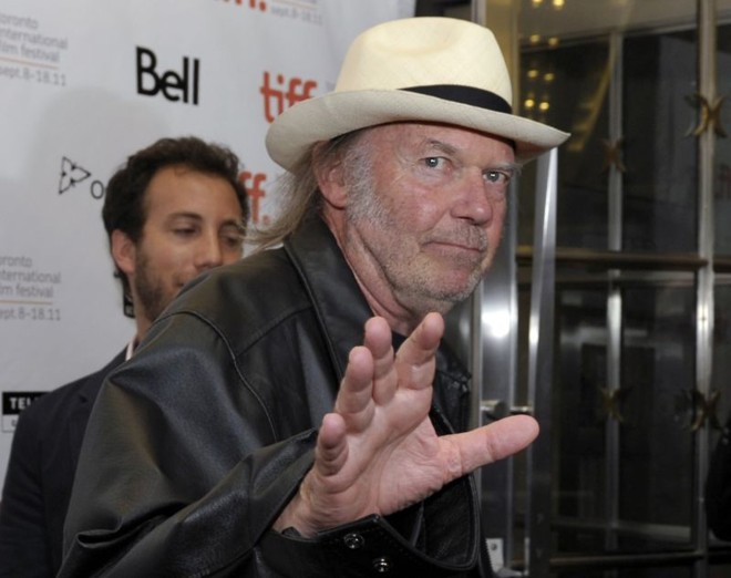 Neil Young revisita clássicos do folk norte-americano com a banda Crazy Horse em Americana |