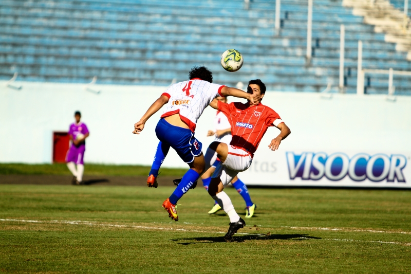 O zagueiro Alex Alves divide lance com adversário em Londrina | Roberto Custódio/ Gazeta do Povo