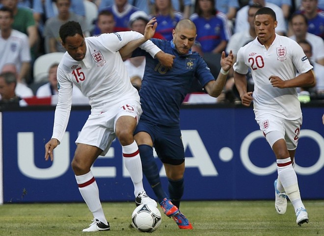 Alex Oxlade-Chamberlain, de apenas 18 anos, foi uma das surpresas do time inglês |