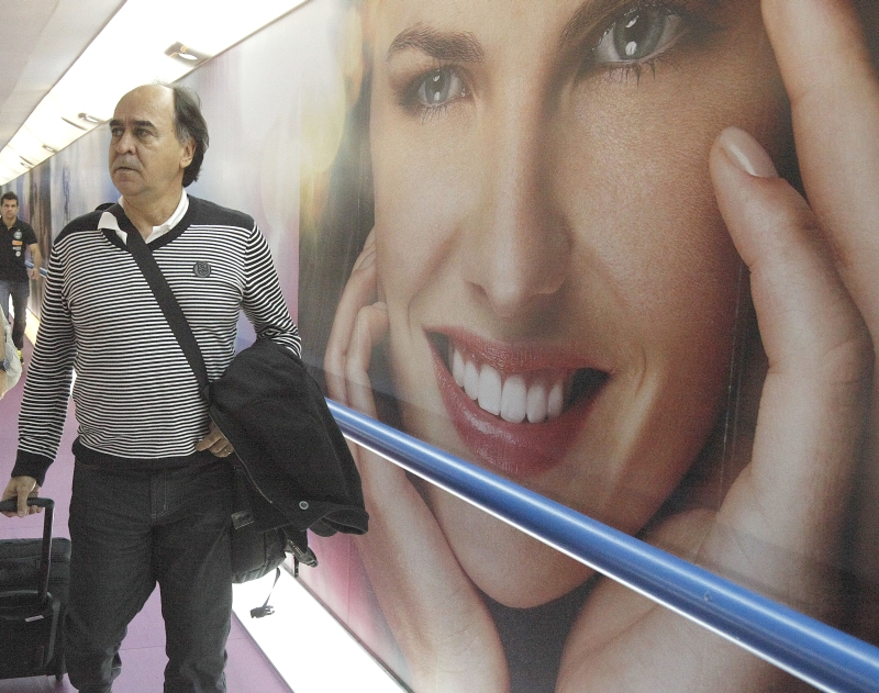 O técnico Marcelo Oliveira no desembarque do Coritiba ontem no Aeroporto Afonso Pena | Jonathan Campos/ Gazeta do Povo