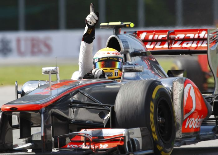Lewis Hamilton comemora no circuito de Montreal sua primeira vitória em 2012 | Olivier Jean/Reuters