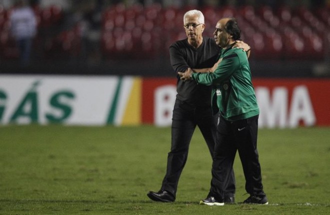 Os técnicos Emerson Leão e Marcelo Oliveira após a partida |