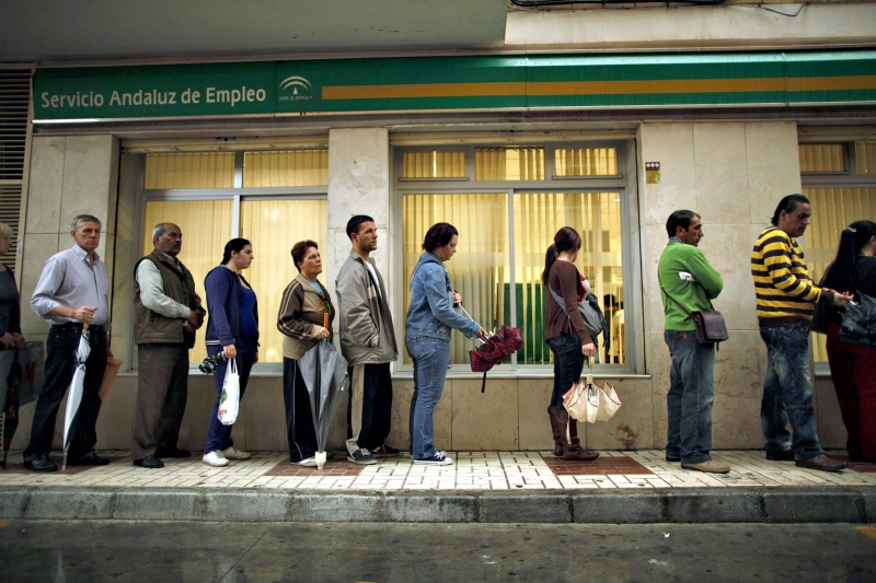Desempregados fazem fila em agência de Málaga, na Espanha: Europa exportou empregos para emergentes | Jon Nazca/Reuters