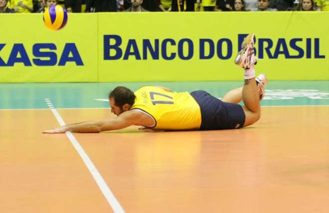 Ricardinho tenta impedir ponto da equipe do Canadá em duelo na Liga Mundial | 