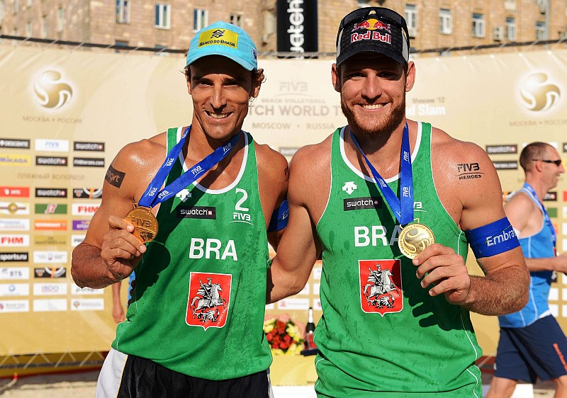 Emanuel e Alison conquistaram o primeiro título no circuito mundial neste ano | Divulgação / FIVB