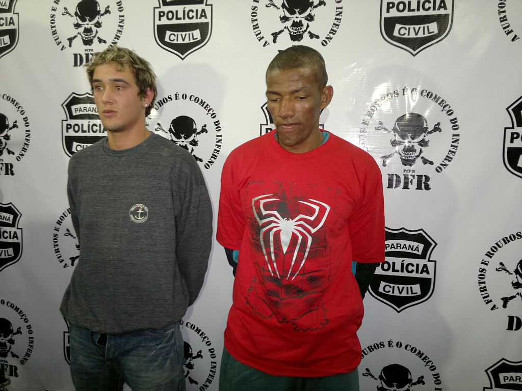 Polícia prende "Homem Aranha" (à direita) e suspeito de ajudar nos crimes | Patricia Pereira / Agência de Notícias Gazeta do Povo