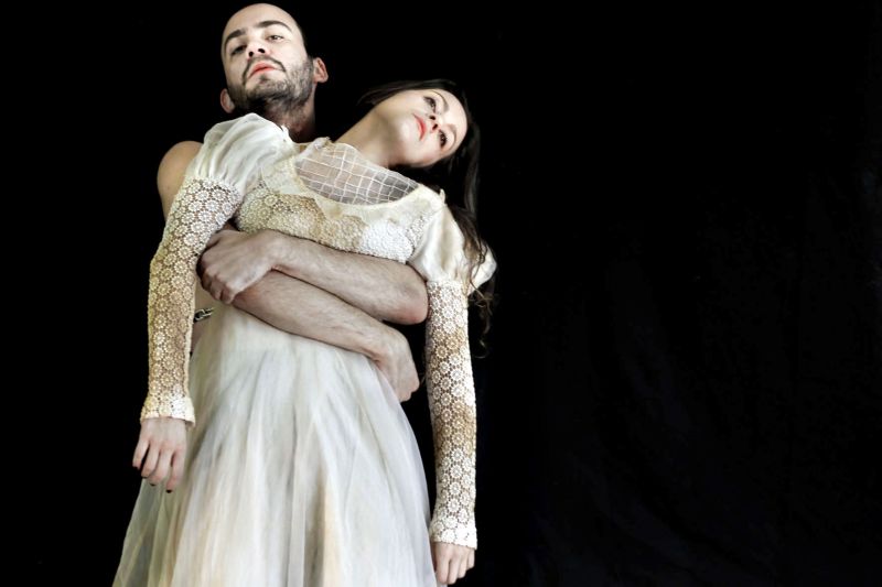 Luiz Bertazzo e Ana Clara Fischer encarnam Horácio e Ofélia em uma peça emocionante a respeito da sobrevivência em meio ao caos da existência | Marco Novack/Divulgação