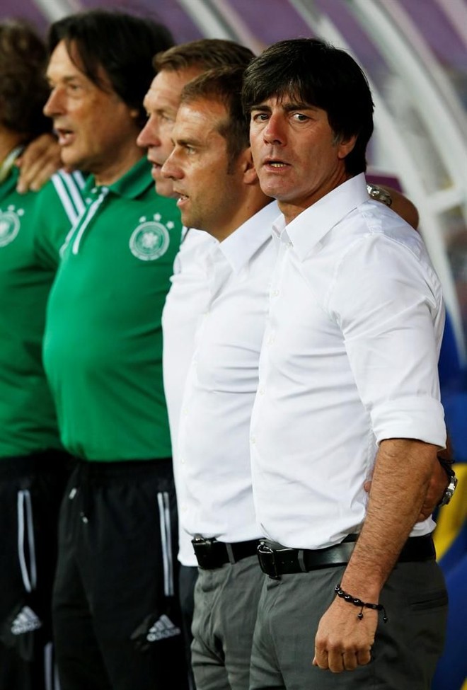 Técnico Joachin Löw canta o hino da alemanha antes da partida com a Dinamarca | 