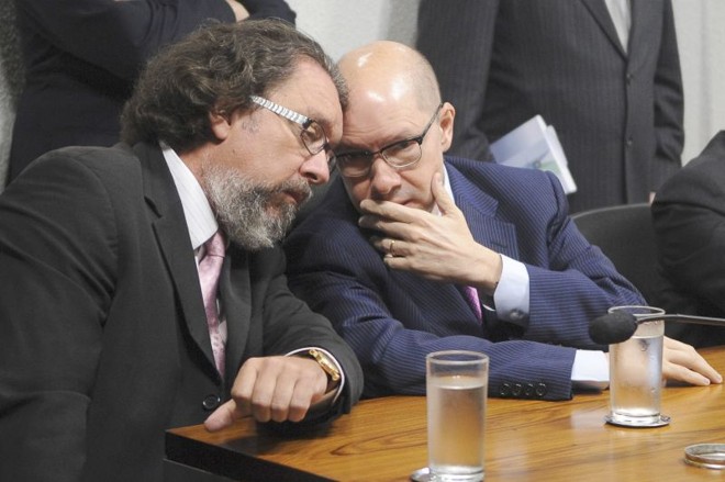 O senador Demóstenes Torres foi orientado por seu advogado a permanecer em silêncio no depoimento à CPMI |