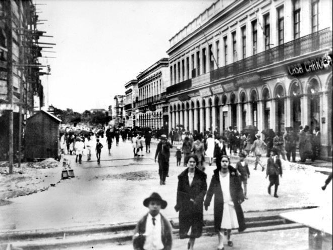 A primeira quadra da Rua XV, vista da Rua Dr. Murici em direção à Praça Osório, quando aquele trecho sofreu o seu primeiro alargamento, em 1927 |