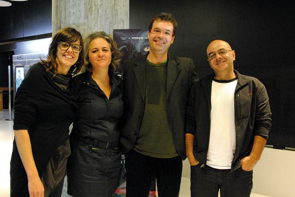 A cineasta curitibana Heloisa Passos (2ª da esq. para a dir.), que reside em São Paulo, lançou no sábado sua série Caminhos no Espaço Itaú de Cinema, no Shopping Crystal. Também estavam presentes Tina Hardy (à esq.), montadora e produtora da série, Rune Tavares e Leandro Saraiva, ambos professores do recém-lançado Núcleo de Dramaturgia Cinematográfica do Sesi | Schirlei Freder