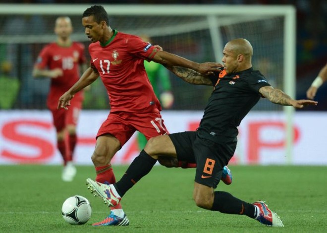 Português Nani tenta passar pela marcação do holandês De Jong | 