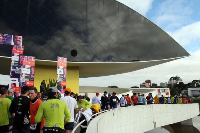 Atletas se reúnem no Museu Oscar Niemeyer, ponto de partida da Meia-Maratona |