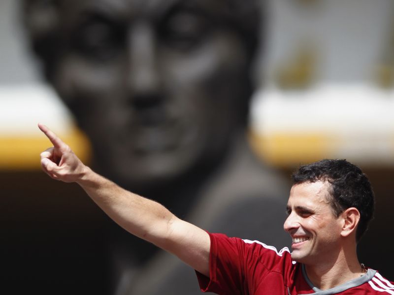 Henrique Capriles durante discurso que reuniu uma mutidão no centro de Caracas | REUTERS/Jorge Silva