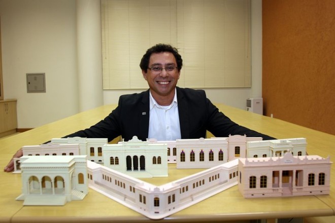 O historiador Marcus Levy Bencostta, da UFPR, com maquetes de escolas antigas do Paraná, desenvolvidas em projeto de grupo de pesquisa | 