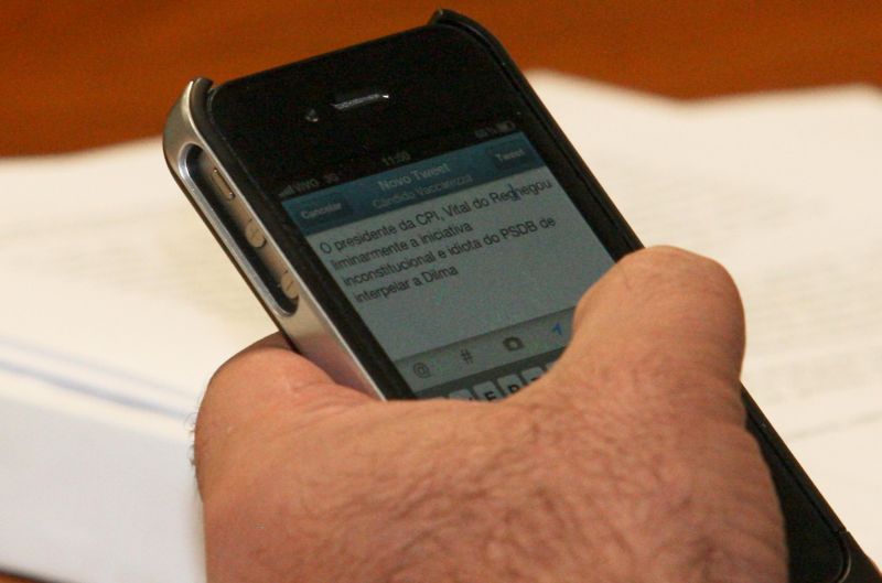 O deputado governista Cândido Vaccarezza (PT-SP) envia uma mensagem, por celular, criticando a tentativa de pedir explicações à presidente Dilma: O presidente da CPI, Vital do Rêgo, negou liminarmente a tentativa inconstitucional e idiota do PSDB de interpelar a Dilma | Alan Marquesa/Folhapress