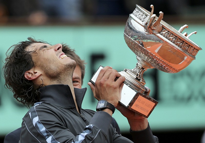 Em jogo que começou no domingo e foi interrompido por causa das chuvas, Rafael Nadal superou Novak Djokovic e se tornou o maior vencedor isolado em Roland Garros na história | Nir Elias / Reuters