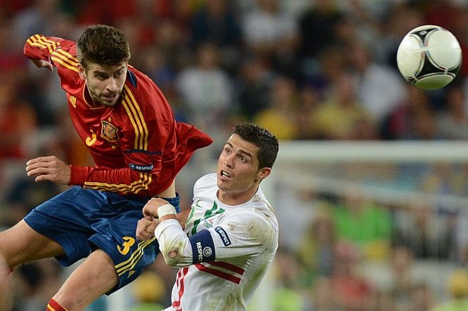 Piqué divide a bola com Cristiano Ronaldo |