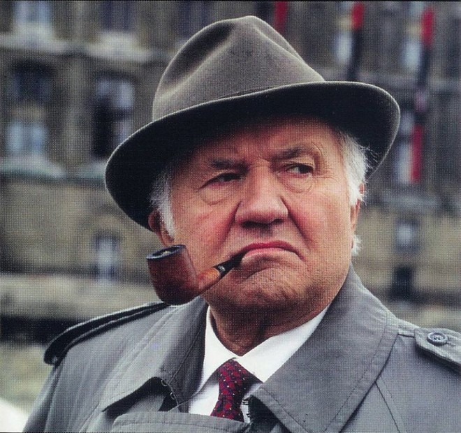 2) Jules Maigret- O comissário Jules Maigret, o mais popular entre os personagens criados pelo escritor belga Georges Simenon, (1903-1989) protagonizou mais de uma centena de histórias. Em comum com Holmes, tem o cachimbo, porém, o policial é mais taciturno, sisudo e sem talentos extraordinários. Jean Richard (1967-1990) e Michael Gambon (1992) viveram o personagem em séries para a tevê. |